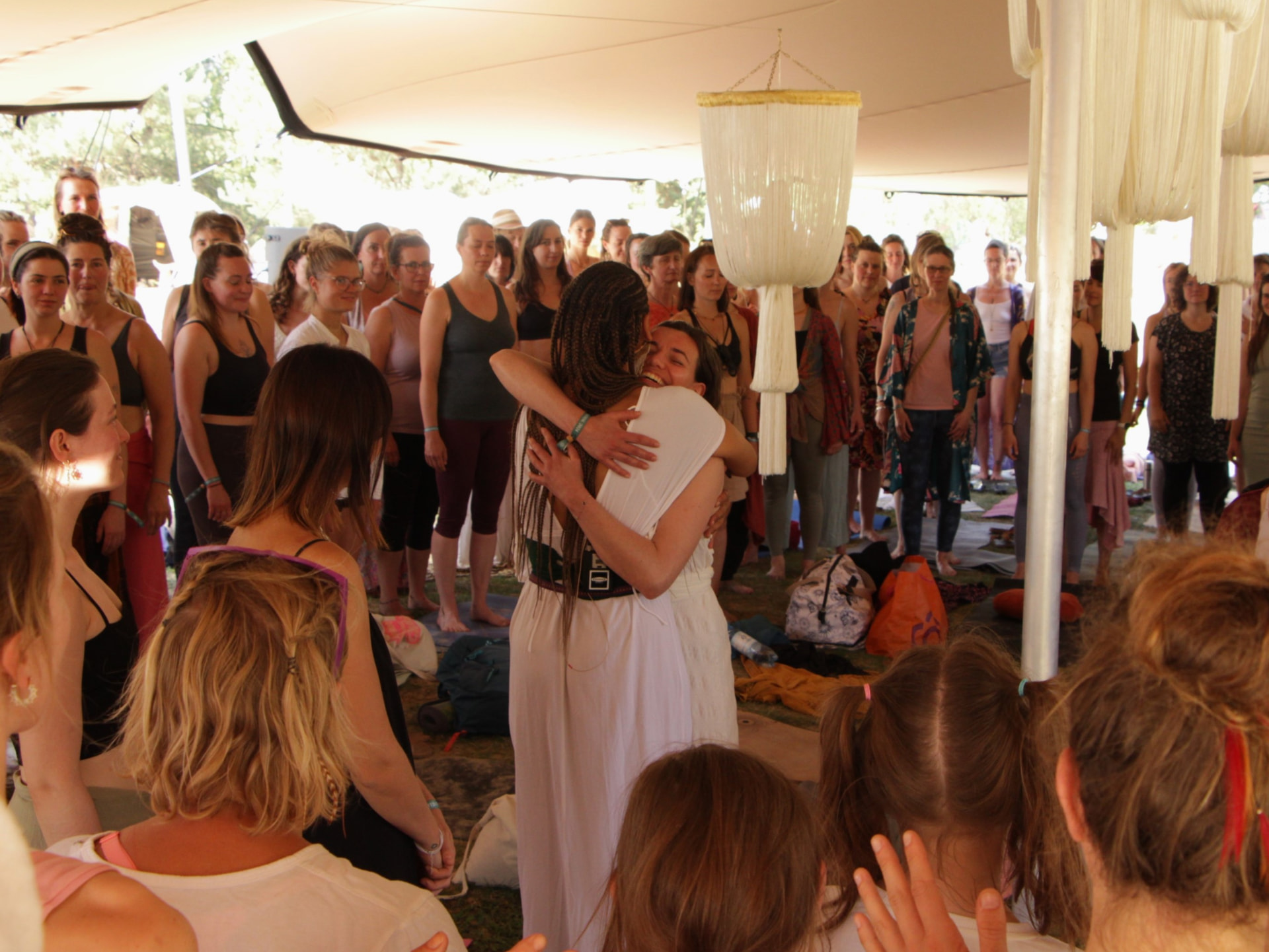 Teilnehmerinnen sitzen im Kreis während eines Soulwork Workshops